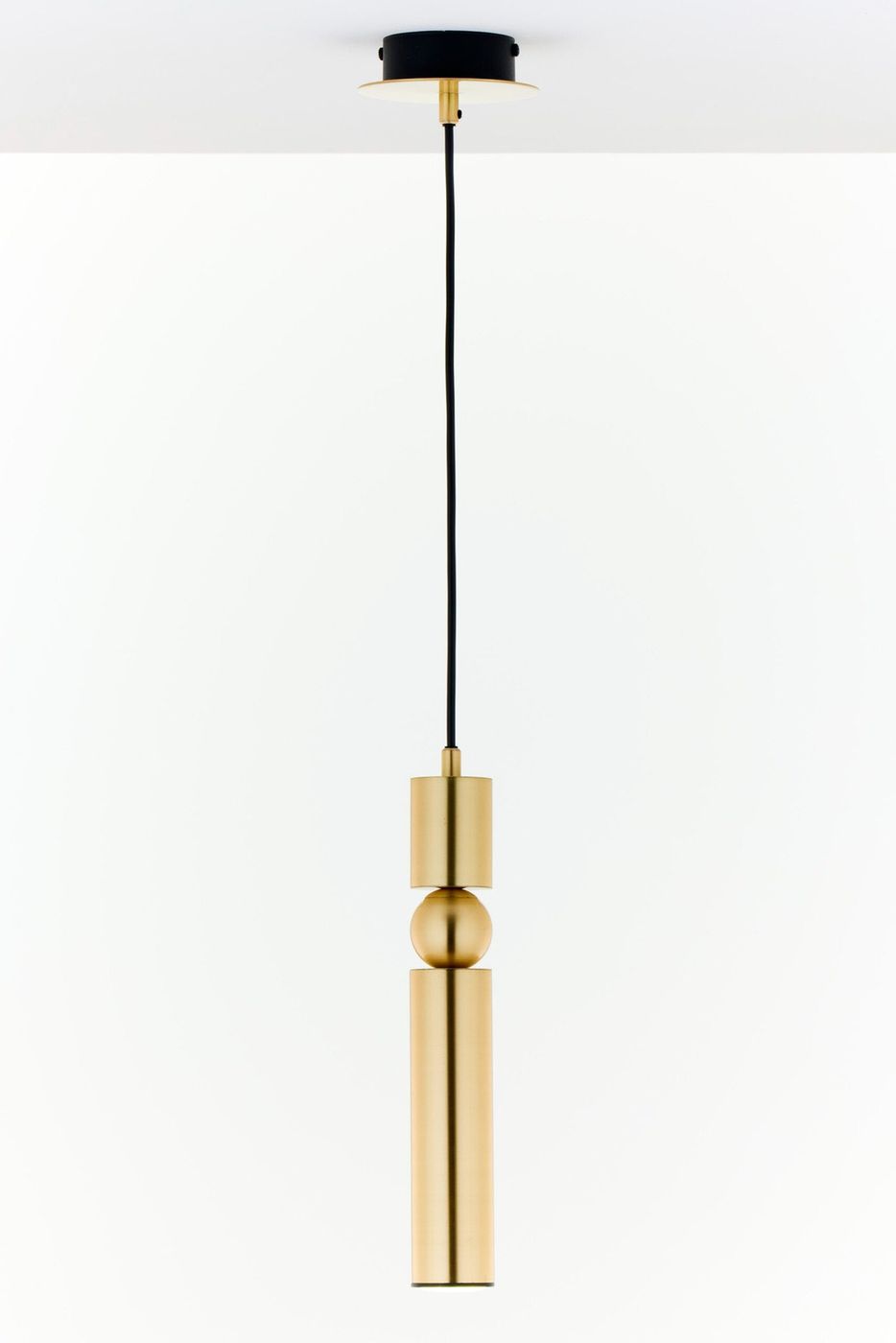 Lampa wisząca Alas 1xGU10 w kolorze złotym, z cylindrycznym kloszem i kulistym detalem, zawieszona na czarnym przewodzie. Ujęcie frontalne, na jednolitym jasnym tle.