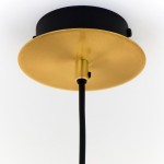Lampa wisząca Alas z jedną oprawą GU10, złota, z metalowym, okrągłym, błyszczącym kloszem oraz czarnym kablem. Widok od dołu, ukazujący połączenie z sufitem.