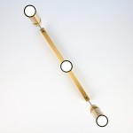 Lampa wisząca Alas w złotym kolorze z trzema oprawami na żarówki GU10. Ułożona poziomo, z cylindrycznymi kloszami i prostokątną podstawą. Tło białe, podkreślające elegancki design.