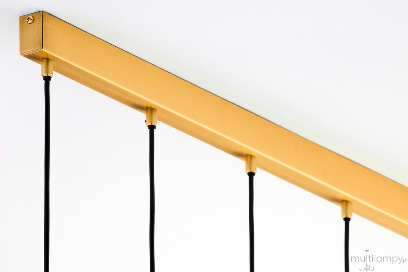 Lampa wisząca Alas w złotym kolorze z miejscami na 6 żarówek GU10. Posiada prostokątny metalowy stelaż z czarnymi przewodami. Ujęcie z góry, ukazujące detale mocowania i wykończenia. Tło białe, co podkreśla elegancję produktu.