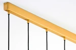 Lampa wisząca Alas w złotym kolorze z miejscami na 6 żarówek GU10. Posiada prostokątny metalowy stelaż z czarnymi przewodami. Ujęcie z góry, ukazujące detale mocowania i wykończenia. Tło białe, co podkreśla elegancję produktu.