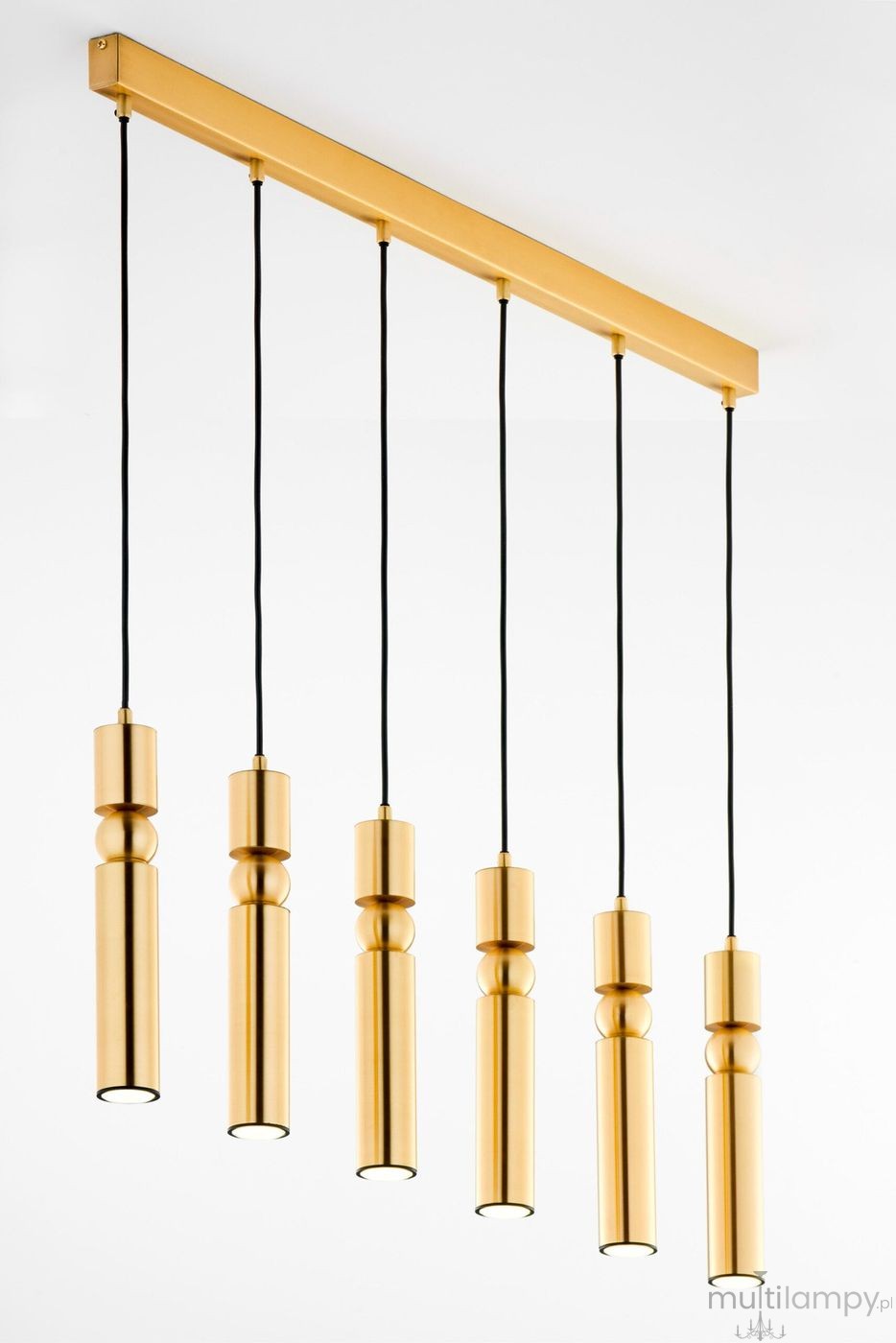 Lampa wisząca Alas 6xGU10 w kolorze złotym, składająca się z sześciu cylindrycznych kloszy zawieszonych na czarnych przewodach. Ujęcie z przodu, produkt zawieszony na prostokątnej podstawie.