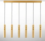 Lampa wisząca Alas z sześcioma oprawami GU10 w kolorze złotym. Elementy w formie cylindrów zawieszone na czarnych przewodach. Lampa zamontowana na prostokątnej podstawie. Jasne tło podkreśla elegancki design.
