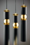 Lampa wisząca Alas z trzema oprawami GU10 w kolorze czarnym. Składa się z cylindrycznych elementów o matowej fakturze, z połyskującymi, złotymi kulami pomiędzy nimi. Zawieszona na cienkich, czarnych przewodach, stworzona do nowoczesnych wnętrz.