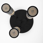 Lampa wisząca Alas w kolorze czarnym, z trzema cylindrycznymi oprawami na żarówki GU10. Ujęcie z góry, ukazujące okrągłą podstawę oraz złote akcenty na oprawach. Wisi na cienkich linkach, na jednolitym tle.