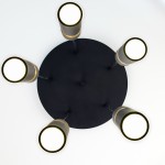 Lampa wisząca Alas z pięcioma oprawami GU10, czarna, z okrągłą podstawą. Wyposażona w cylindryczne klosze z metalicznymi detalami, montowana sufitowo, widok z dołu, na białym tle.