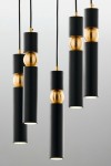 Lampa wisząca Alas z pięcioma źródłami światła GU10, w kolorze czarnym, z elementami w złotym odcieniu. Składa się z cylindrycznych, czarnych osłon i kulistych akcentów, zawieszona na czarnych przewodach.