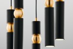 Lampa wisząca Alas w kolorze czarnym z pięcioma oprawami GU10. Składa się z cylindrycznych elementów w matowym wykończeniu oraz metalowych kul w kolorze złotym. Produkt zawieszony na cienkim kablu, ukazujący nowoczesny design.