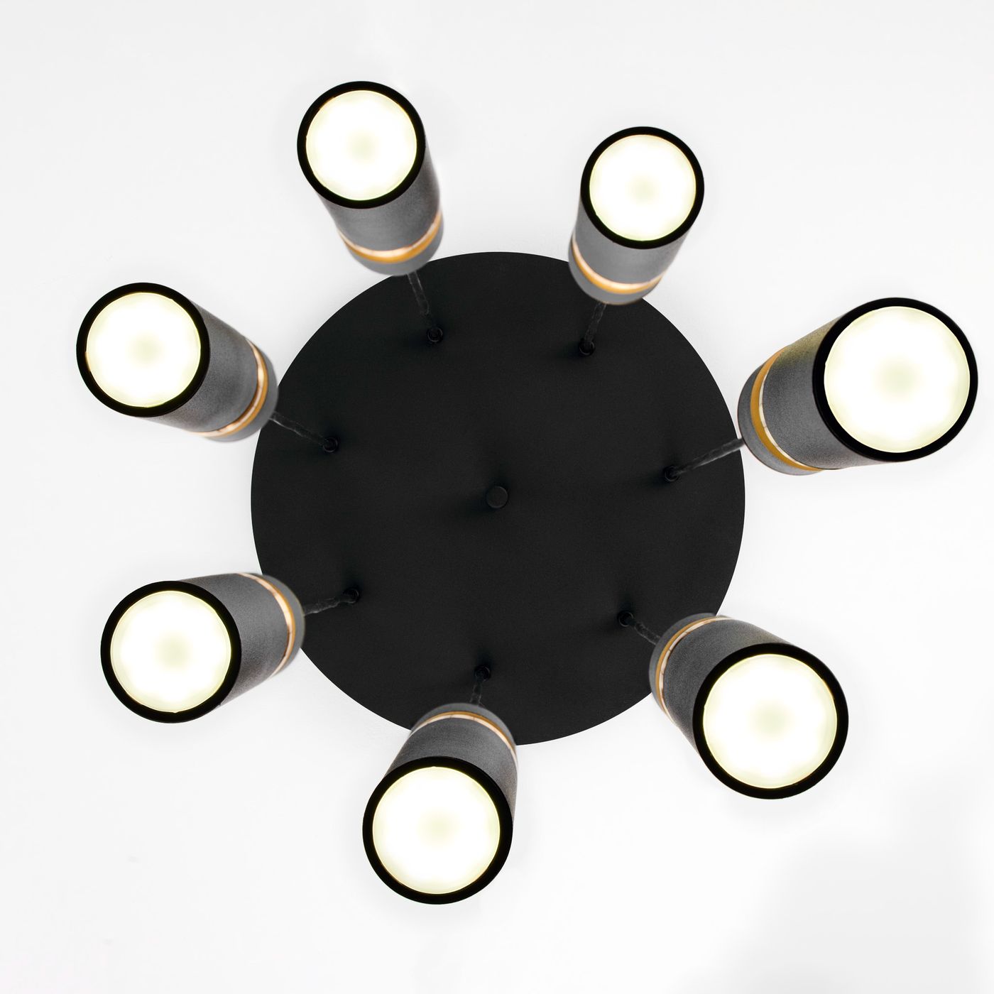 Lampa wisząca Alas w kolorze czarnym z siedmioma oprawami na żarówki GU10. Ułożona na okrągłej podstawie, z widocznymi detalami metalowymi i ceramicznymi. Kąt ujęcia z góry, ukazujący równomierne rozmieszczenie źródeł światła.