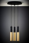 Lampa wisząca Alas z trzema źródłami światła GU10, w kolorze czarnym i złotym. Produkt z podwieszeniem na czarnych przewodach, składający się z trzech cylindrycznych elementów w kolorze złotym, zawieszonych na okrągłej podstawie. Tło w ciemnym odcieniu.