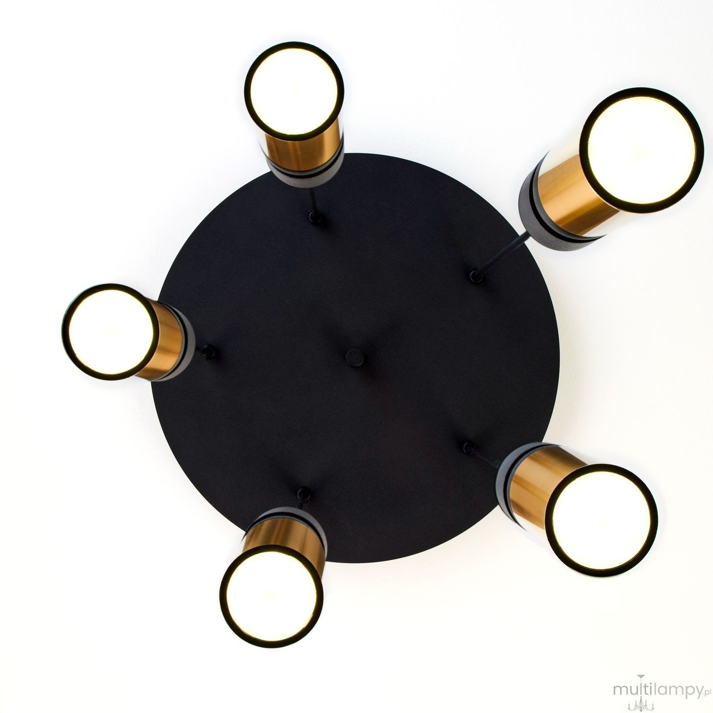 Lampa wisząca Alas z pięcioma oprawami GU10, w kolorze czarnym z złotymi detalami. Widok z góry na okrągłą podstawę z czarnego materiału oraz eleganckie, złote klosze. Idealna do nowoczesnych wnętrz.