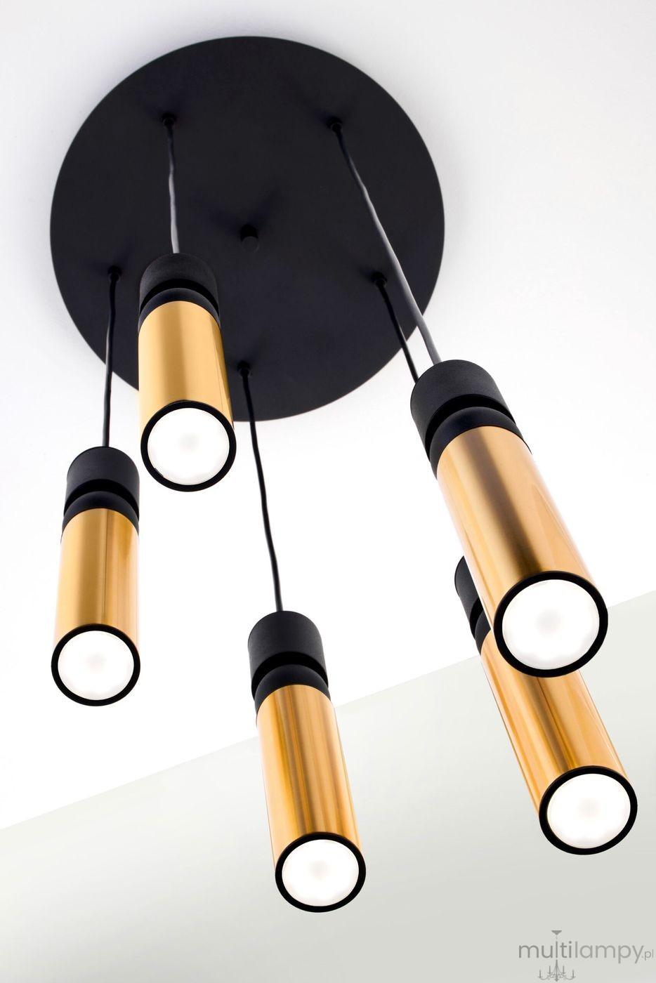 Lampa wisząca Alas z pięcioma źródłami światła GU10. Cylindryczne klosze w kolorze złotym z czarnymi elementami mocującymi, zawieszone na czarnych przewodach. Montaż sufitowy, widok od dołu.
