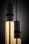 Lampa wisząca Alas w kolorze czarnym i złotym, z pięcioma oprawami GU10. Wyróżnia się cylindrycznymi elementami w złotym wykończeniu oraz czarnymi akcentami. Ujęcie z bliska, ukazujące detale konstrukcji i teksturę materiałów.