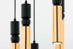 Lampa wisząca Alas z pięcioma źródłami światła GU10, w kolorze czarnym i złotym. Wysokie cylindryczne elementy z błyszczącego metalu i matowe wykończenie, zawieszone na czarnym przewodzie, tworzą nowoczesny design.