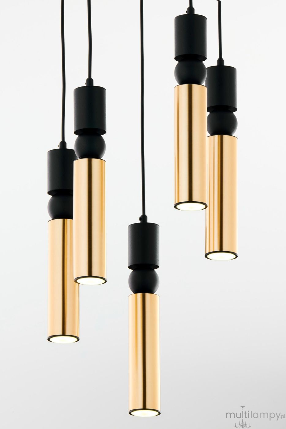 Lampa wisząca Alas z pięcioma kloszami GU10, w kolorze czarnym i złotym. Klosze w kształcie cylindrów zawieszone na czarnych przewodach, z dekoracyjnymi elementami w formie czarnych kul. Ujęcie z bliska, na jednolitym tle.