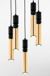 Lampa wisząca Alas z pięcioma kloszami GU10, w kolorze czarnym i złotym. Klosze w kształcie cylindrów zawieszone na czarnych przewodach, z dekoracyjnymi elementami w formie czarnych kul. Ujęcie z bliska, na jednolitym tle.