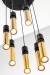 Lampa wisząca Alas z siedmioma źródłami światła GU10, złożona z cylindrycznych elementów w czarnym i złotym kolorze. Zawieszona na cienkich przewodach, montowana do sufitu, w nowoczesnym stylu. Idealna do aranżacji wnętrz.