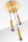 Lampa wisząca Alas 3xGU10 w kolorze złotym, składająca się z trzech cylindrycznych kloszy zawieszonych na czarnych przewodach. Ujęcie frontalne, montowana na okrągłej złotej podstawie, z widocznymi źródłami światła.