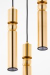 Lampa wisząca Alas w kolorze złotym z trzema źródłami światła GU10. Składa się z cylindrycznych elementów o różnych wysokościach, z widocznymi żarówkami na dole. Zawieszona na czarnym przewodzie, prezentuje nowoczesny design.