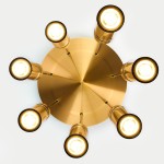 Lampa wisząca Alas w kolorze złotym, z siedmioma oprawami na żarówki GU10, zamontowana na okrągłej podstawie. Ujęcie z góry, ukazujące symetryczne rozmieszczenie źródeł światła, metalowa tekstura podstawy.