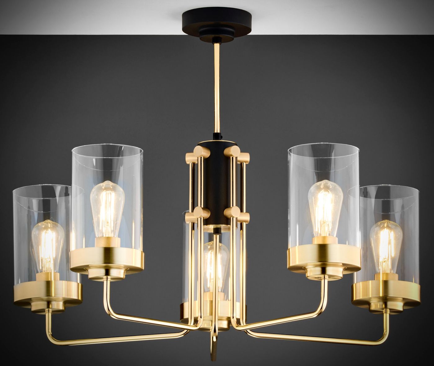 Żyrandol Ramirez z pięcioma oprawami E27 w kolorze złotym i czarnym. Posiada przezroczyste klosze, metalową konstrukcję oraz elegancki design. Ujęcie z boku, pokazujące detale mocowania i stylowe połączenie kolorów.