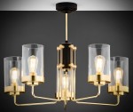 Żyrandol Ramirez z pięcioma oprawami E27 w kolorze złotym i czarnym. Posiada przezroczyste klosze, metalową konstrukcję oraz elegancki design. Ujęcie z boku, pokazujące detale mocowania i stylowe połączenie kolorów.