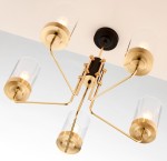 Żyrandol Ramirez z pięcioma oprawami E27 w kolorze złotym i czarnym. Metalowa konstrukcja z przezroczystymi kloszami, montowany na suficie, z widocznymi żarówkami. Elegancki design, idealny do nowoczesnych wnętrz.