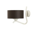 Kinkiet Kaszmir 1xE27 w kolorze białym i brązowym. Okrągły abażur w ciemnym brązie, zamocowany na białej metalowej podstawie. Kinkiet leżący na ścianie, z wyraźnie widocznym uchwytem. Idealny do oświetlenia wnętrz.
