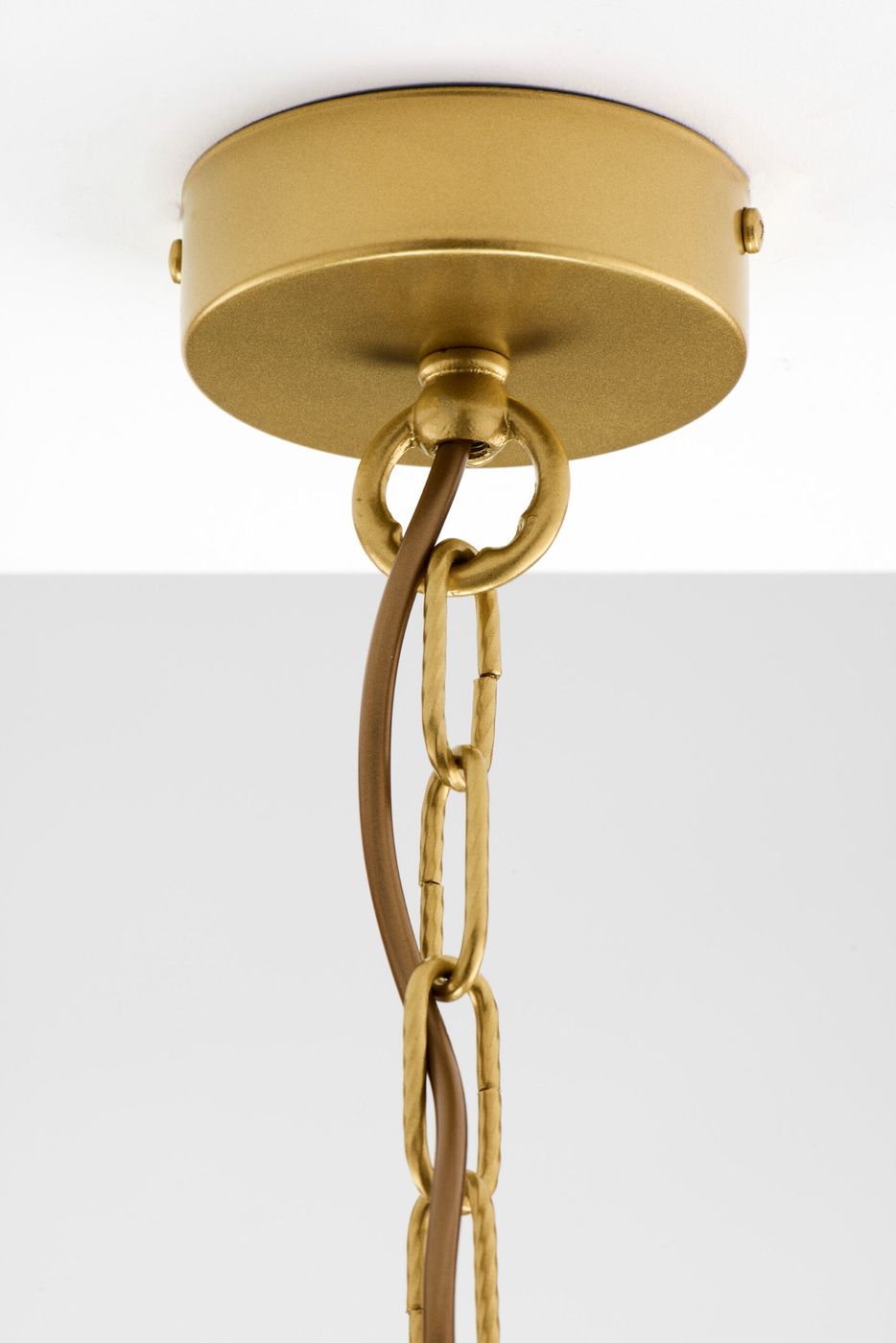 Złoty żyrandol Arthur z 3 miejscami na żarówki E27, z zamocowaniem sufitowym i dekoracyjnym łańcuchem. Widok z góry, ukazujący detal mocowania oraz kable w kolorze brązowym. Tło proste, białe.