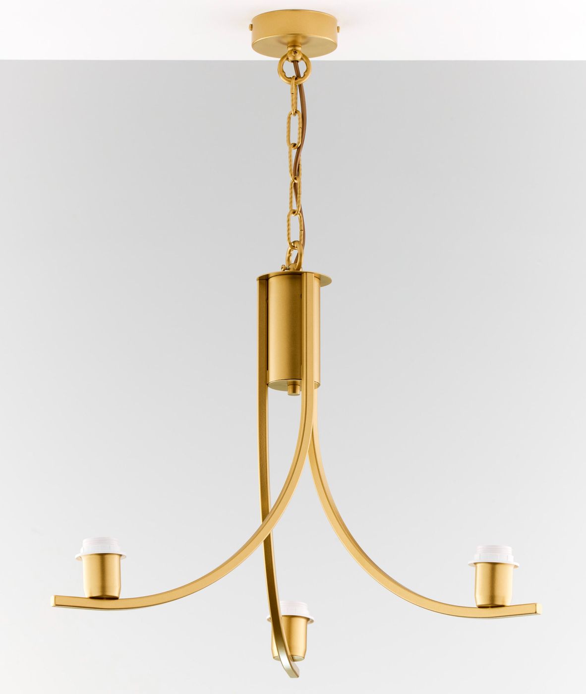 Żyrandol Arthur 3xE27 w kolorze złotym i białym, z trzema okrągłymi gniazdami na żarówki, wykonany z metalu. Zawieszony na łańcuchu, z cylindrycznym mocowaniem do sufitu, o nowoczesnym, minimalistycznym kształcie.