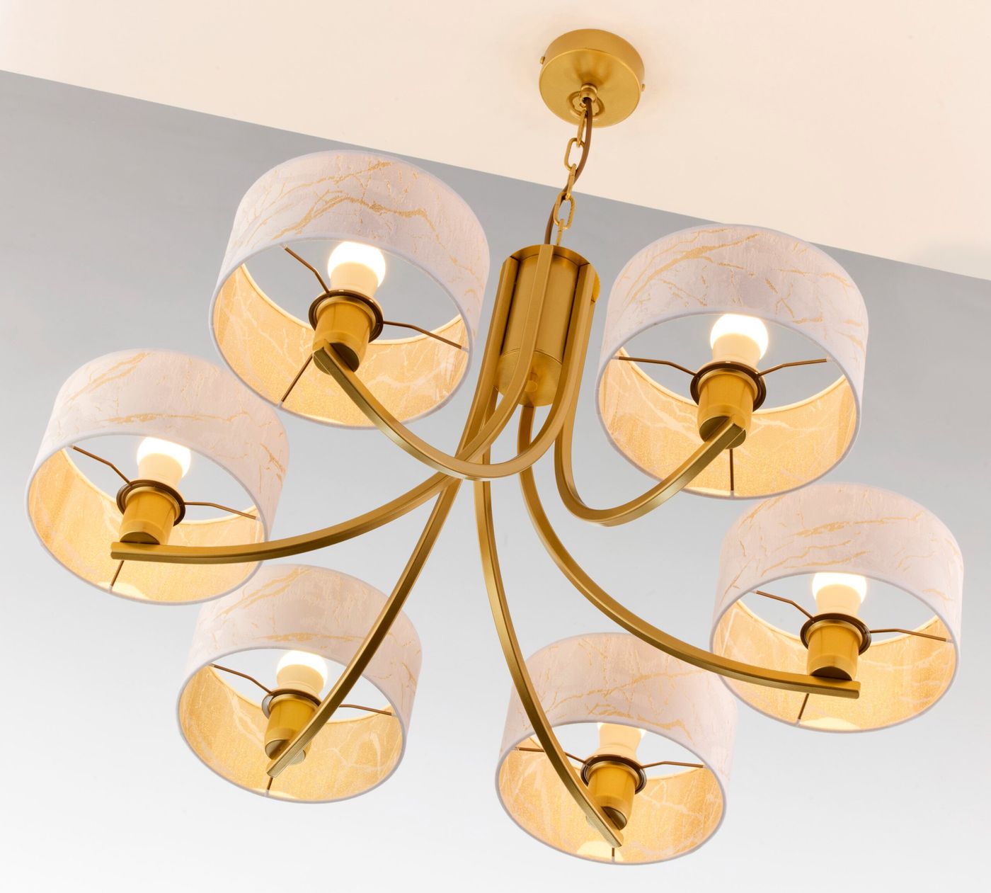 Żyrandol Arthur z sześcioma kloszami E27 w kolorze złotym i białym. Klosze mają delikatny wzór marmurkowy, a metalowa konstrukcja jest stylowo wygięta, zawieszona na łańcuszku, montowana do sufitu.
