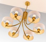 Żyrandol Arthur z sześcioma kloszami E27 w kolorze złotym i białym. Klosze mają delikatny wzór marmurkowy, a metalowa konstrukcja jest stylowo wygięta, zawieszona na łańcuszku, montowana do sufitu.