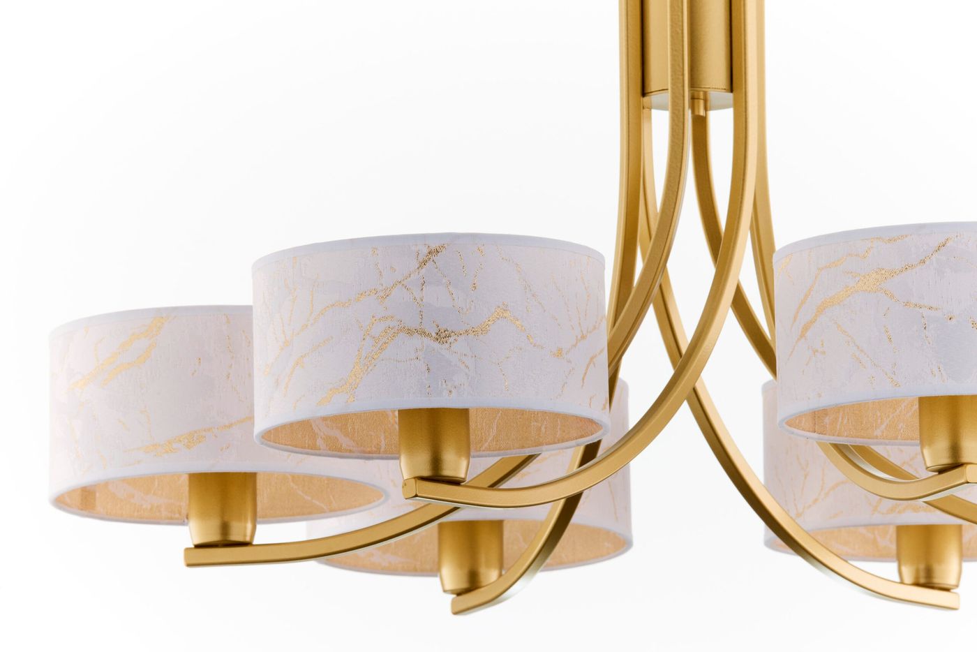 Żyrandol Arthur z sześcioma punktami świetlnymi E27, w kolorze złotym i białym. Klosze z białego materiału z delikatnym złotym wzorem. Ujęcie z góry, pokazujące eleganckie, zaokrąglone kształty i metalowe ramiona.