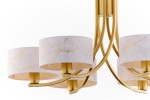 Żyrandol Arthur z sześcioma punktami świetlnymi E27, w kolorze złotym i białym. Klosze z białego materiału z delikatnym złotym wzorem. Ujęcie z góry, pokazujące eleganckie, zaokrąglone kształty i metalowe ramiona.