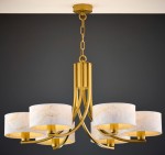 Żyrandol Arthur w kolorze złotym z białymi abażurami, przeznaczony dla sześciu żarówek E27. Posiada elegancką, zaokrągloną formę z metalowymi ramionami, zawieszony na łańcuchu. Tło ciemne, podkreślające jego styl.