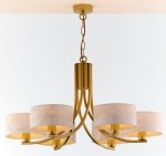 Żyrandol Arthur 6xE27 w kolorze złotym z białymi kloszami, zawieszony na łańcuchu. Klosze mają delikatny wzór z złotymi akcentami. Produkt ma elegancki, nowoczesny design, idealny do aranżacji wnętrz.