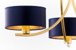 Żyrandol Arthur z trzema oprawami E27 w kolorze złotym i granatowym. Abazury w granatowym materiale z złotym wnętrzem, zawieszone na złotej konstrukcji, widok z boku, ukazujący detal i kształt lampy.