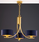 Żyrandol Arthur z trzema oprawami E27, w kolorze złotym z granatowymi abażurami. Ułożony w pionie, zawieszony na łańcuchu. Elegancki design z zaokrąglonymi kształtami i matowym wykończeniem, idealny do nowoczesnych wnętrz.