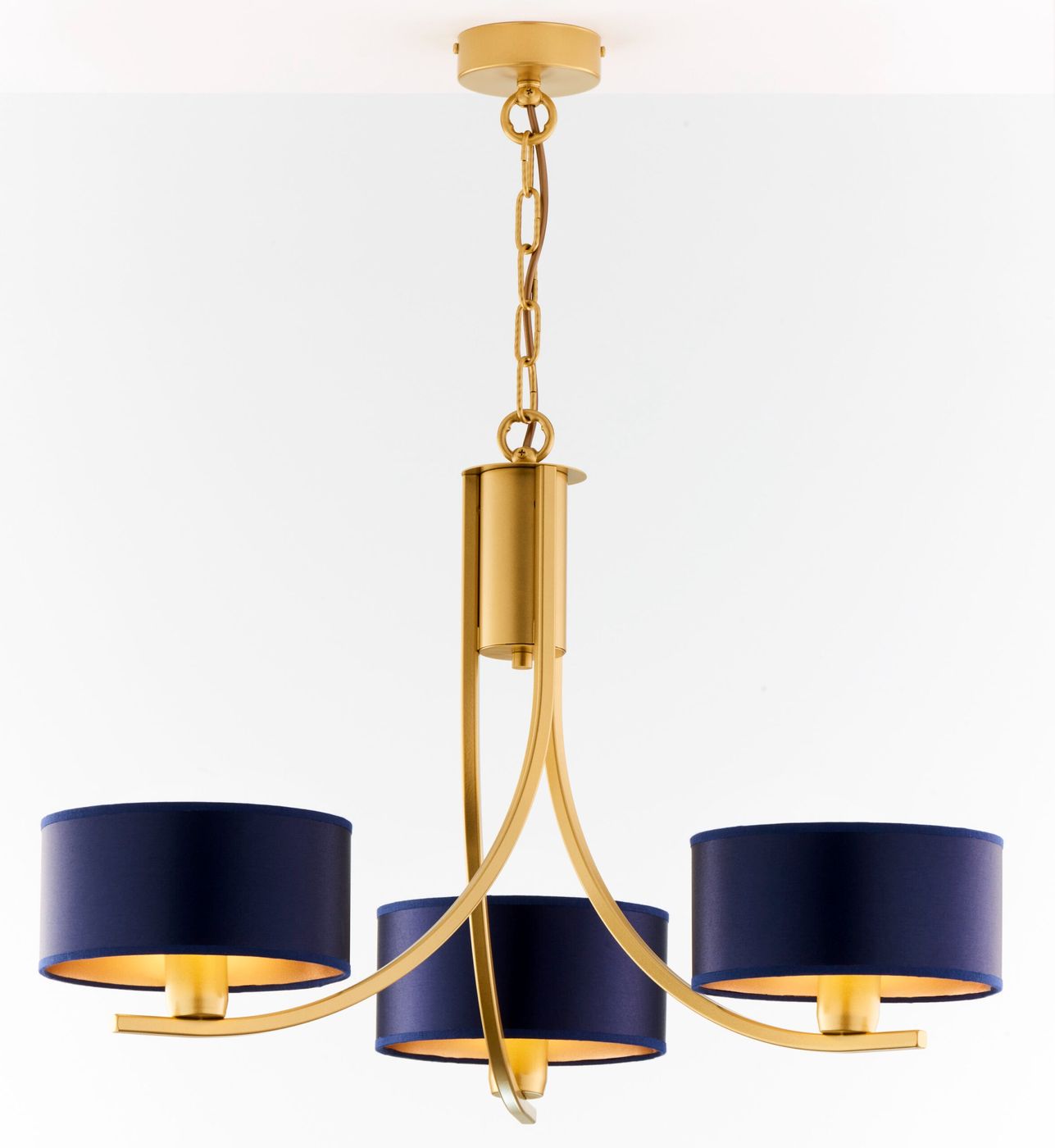 Żyrandol Arthur 3xE27 w kolorze złotym z granatowymi kloszami. Posiada trzy okrągłe klosze z materiału, zawieszony na subtelnej złotej konstrukcji. Ujęcie frontalne, wiszący na długim łańcuchu, na białym tle.