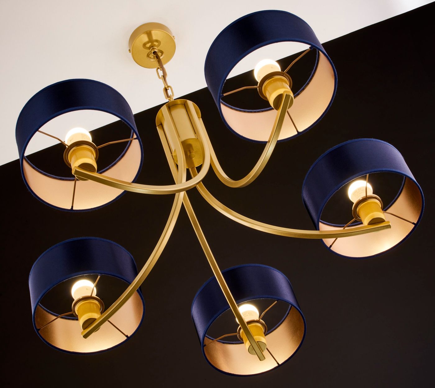 Żyrandol Arthur z pięcioma lampami E27, w kolorze złotym z granatowymi abażurami. Abażury mają złote wnętrza, a całość zawieszona jest na złotej konstrukcji. Produkt widoczny z dołu, ukazujący detale oraz połączenie kolorów.