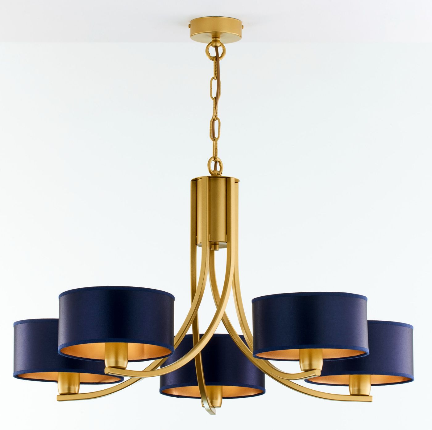 Żyrandol Arthur 5xE27 w kolorze złotym z granatowymi kloszami. Posiada pięć okrągłych kloszy z wewnętrzną złotą powłoką, zawieszony na złotej łańcuchu. Ujęcie z dołu, pokazujące elegancki design i detale wykonania.
