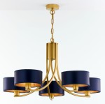 Żyrandol Arthur 5xE27 w kolorze złotym z granatowymi kloszami. Posiada pięć okrągłych kloszy z wewnętrzną złotą powłoką, zawieszony na złotej łańcuchu. Ujęcie z dołu, pokazujące elegancki design i detale wykonania.