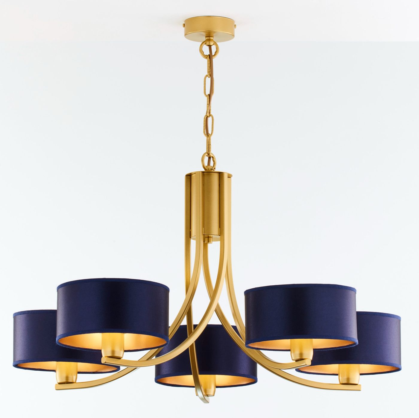 Żyrandol Arthur z pięcioma oprawami E27, w kolorze złotym i granatowym. Posiada okrągłe klosze z granatowego materiału i metalową podstawę. Zawieszony na łańcuchu, z eleganckim, nowoczesnym designem.