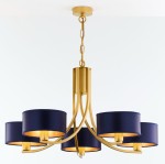 Żyrandol Arthur z pięcioma oprawami E27, w kolorze złotym i granatowym. Posiada okrągłe klosze z granatowego materiału i metalową podstawę. Zawieszony na łańcuchu, z eleganckim, nowoczesnym designem.