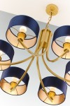 Żyrandol Arthur z sześcioma kloszami E27 w kolorze złotym i granatowym, z metalowymi ramionami i materiałowymi kloszami, zawieszony na złotym łańcuchu. Ujęcie z dołu, ukazujące szczegóły konstrukcji oraz źródła światła.