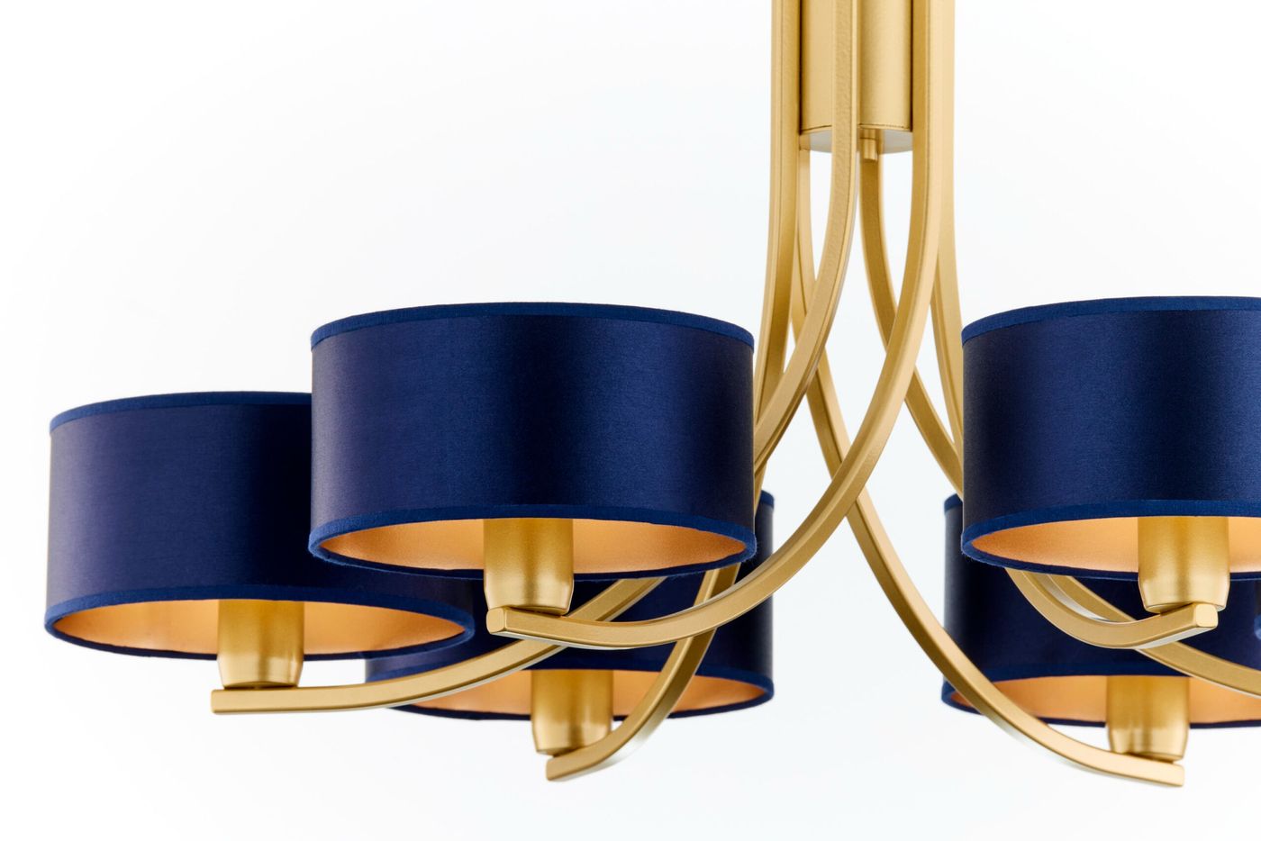 Żyrandol Arthur 6xE27 w kolorze złotym z granatowymi abażurami. Ułożony w stylu wiszącym, z sześcioma kloszami, prezentującymi elegancki design. Abażury mają satynową fakturę, a wnętrze jest w jasnym odcieniu, co podkreśla luksusowy charakter lampy.