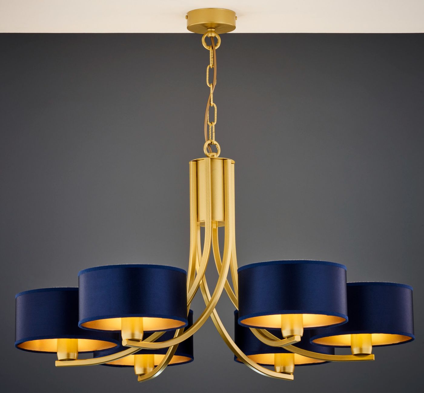 Żyrandol Arthur w kolorze złotym i granatowym z sześcioma kloszami E27. Klosze mają okrągły kształt i teksturowaną powierzchnię, a całość zawieszona jest na złotej konstrukcji z łańcuchem. Produkt widoczny z dołu, na jednolitym tle.