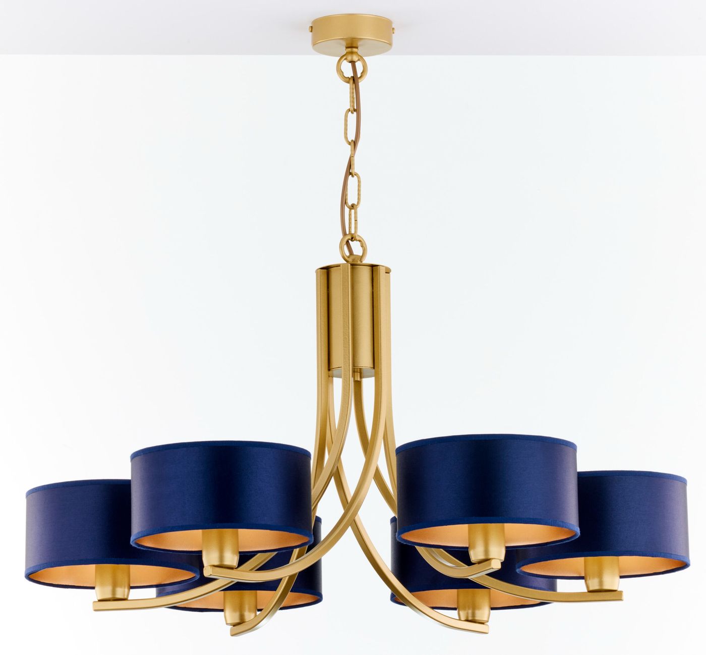 Żyrandol Arthur z sześcioma kloszami E27 w kolorze granatowym z wewnętrzną złotą powierzchnią. Metalowa, złota konstrukcja z eleganckimi łukami, zawieszony na łańcuszku. Idealny do nowoczesnych aranżacji wnętrz.