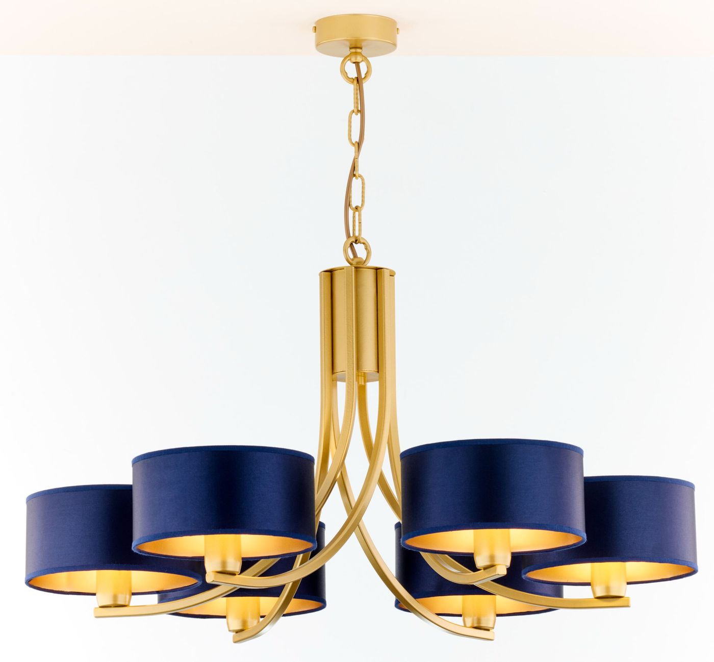 Żyrandol Arthur z sześcioma oprawami E27 w kolorze złotym i granatowym. Posiada okrągłe abażury z granatowego materiału oraz złotą metalową konstrukcję, zawieszony na łańcuchu. Idealny do eleganckich wnętrz.