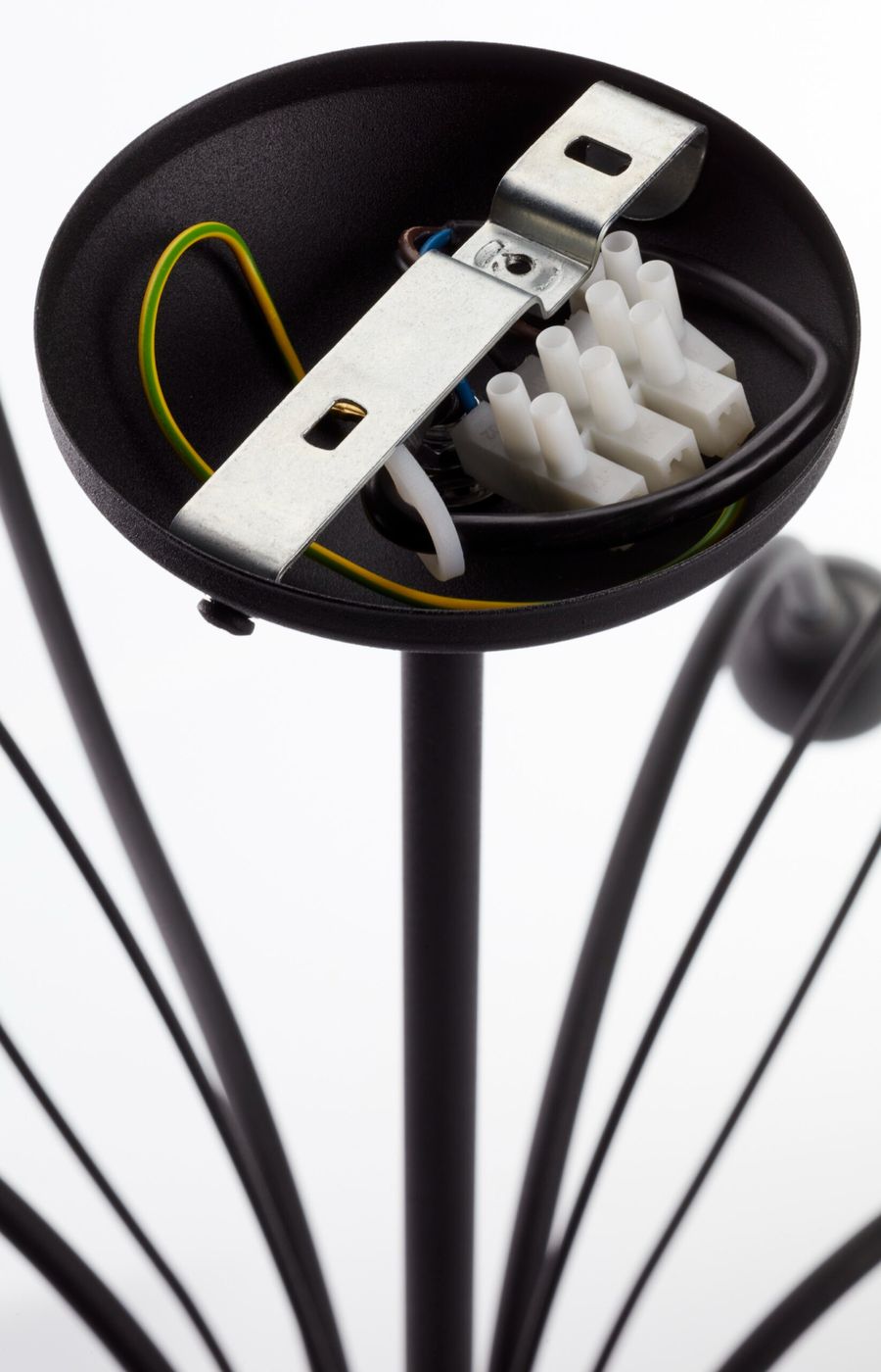 Czarny żyrandol Gloriosa z miejscem na 10 żarówek G9. Zbliżenie na górną część, ukazujące metalowy uchwyt oraz białe złącza elektryczne. Widoczne przewody w kolorze zielonym, czarnym i białym. Tło proste, białe.